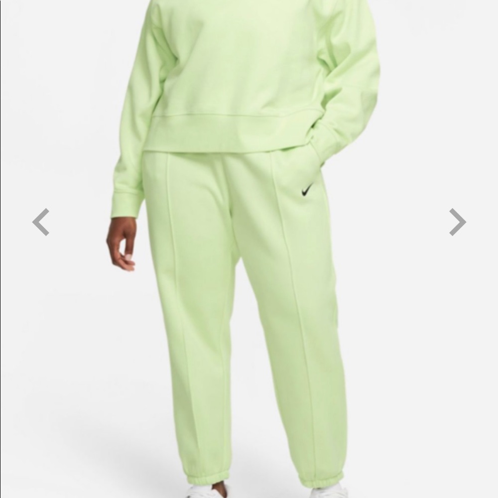Nike Womens Essentials Fleece Joggers. NWT